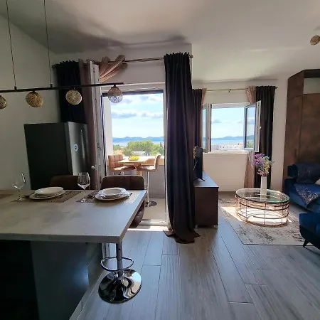 Apartmán Beautifull Bell With Balcony And Sea View In